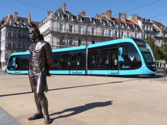 Tramway de Besançon, sur le Pont Battant. Au premier plan, la statue de Jouffroy d'Abbans (septembre 2015)