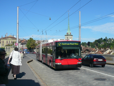 Piétons, trolleybus et voitures à Berne (août 2008)